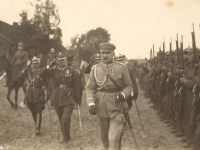 Józef Piłsudski przez most wchodzi do Płocka, fot. ze zbiorów Jana Szymańskiego