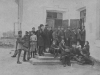 Grupa ochotników przed biurem werbunkowym / źródło: Tygodnik Ilustrowany 1920 r. nr 30 s. 593