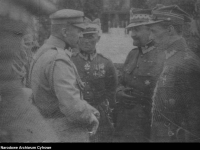 J. Piłsudski podczas rozmowy z oficerami. Od prawej NN,  gen. T. Rozwadowski,  gen. E. Rydz-Śmigły / źródło: NAC