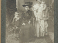Antolek z matką i siostrą Stanisławą, fot. ze zbiorów rodzinnych Julii Fałat i Natalii Fałat-Radziejewskiej