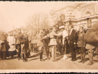 Dekoracja Marceliny Rościszewskiej Krzyżem Walecznych przez Józefa Piłsudskiego 10 kwietnia 1921 r., fot. ze zbiorów Jana Szymańskiego