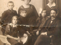Fotografia rodzinna, fot. ze zbiorów rodzinnych pani Ewy Mierzejewskiej-Ajewskiej udostępniona przez pana Bogusława Osieckiego